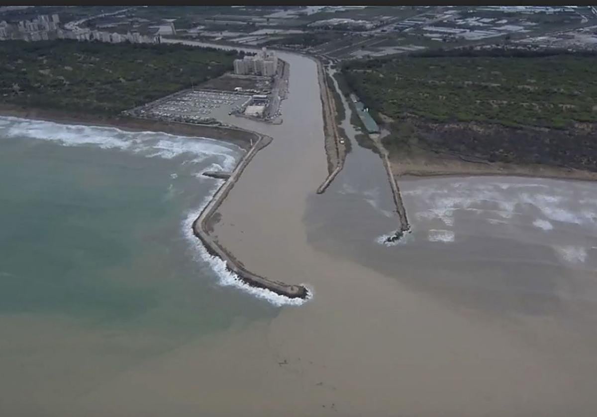 Desembocadura del río Segura en Guardamar durante las inundaciones de hace seis años.