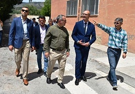 El consejero Víctor Marín en compañía del alcalde de Caravaca y del Equipo Directivo del IES San Juan de la Cruz durante la visita.