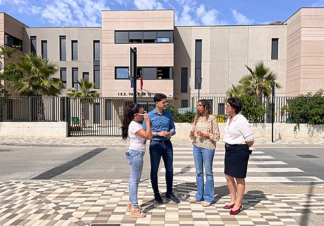 La alcaldesa Rosa Sánchez, junto al diputado Juan Andrés Torres (c).