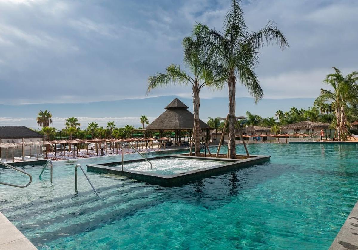 El camping con la piscina más bonita de España está muy cerca de la Región de Murcia: «Parece Bali».