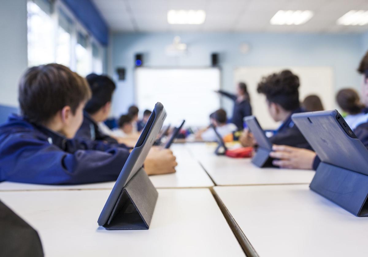 Alumnos con tabletas en una clase, en una imagen de archivo.