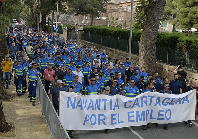 Los trabajadores de Navantia al inicio de la manifestación que les llevó hasta la Asamblea.