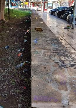 Imagen - Las botellas de cristal, latas y suciedad se quedan en el parque cuando terminan.
