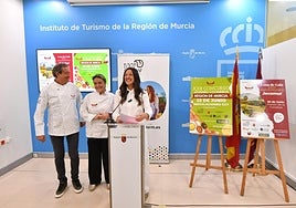 La consejera Carmen Conesa, con los representantes de Jecomur durante el acto de presentación del concurso.