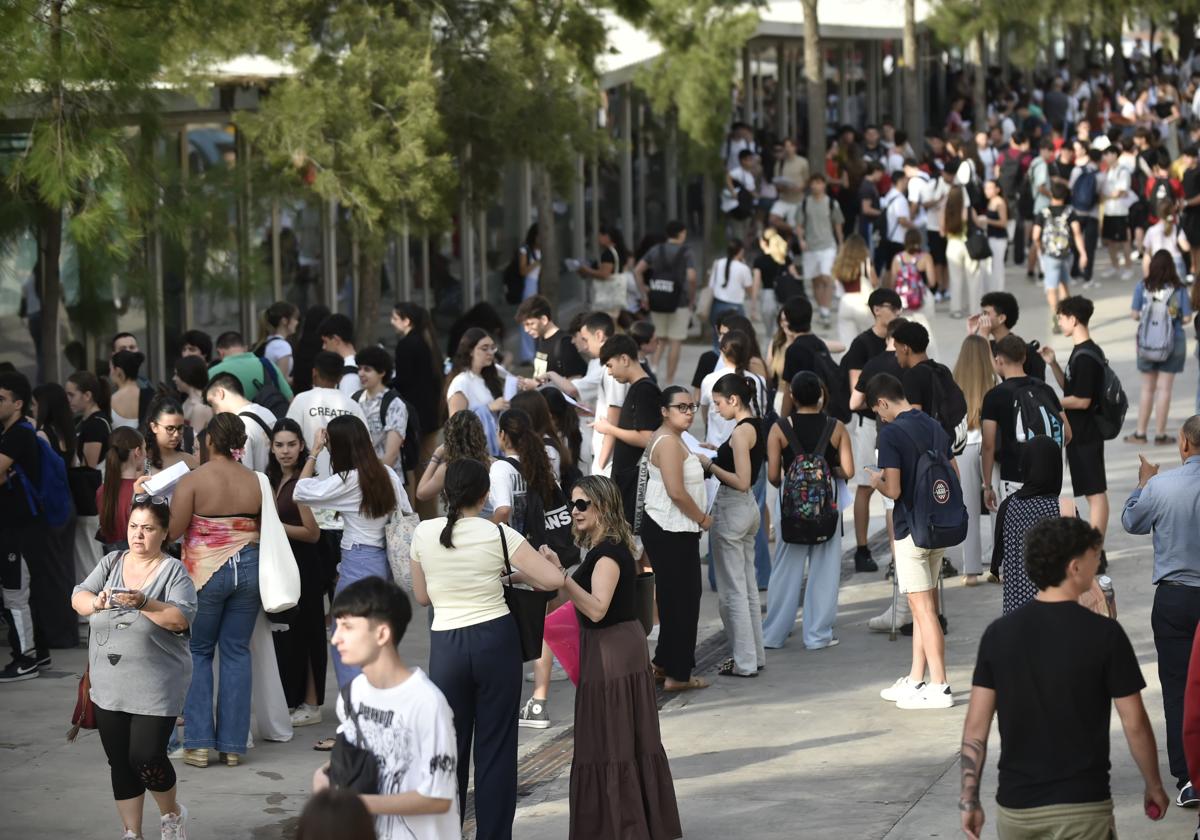 Más de 7. 700 alumnos estrenan la nueva pau entre nervios, atascos y presión por las notas de corte | la verdad