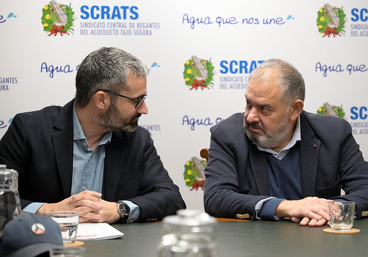 El secretario general del PSRM, Francisco Lucas, junto al presidente del Scrats, Lucas Jiménez, durante una reunión en abril.