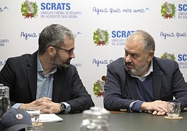 El secretario general del PSRM, Francisco Lucas, junto al presidente del Scrats, Lucas Jiménez, durante una reunión en abril.