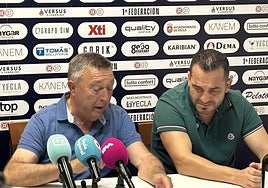 Romero y Adrián, ayer, visiblemente emocionados.