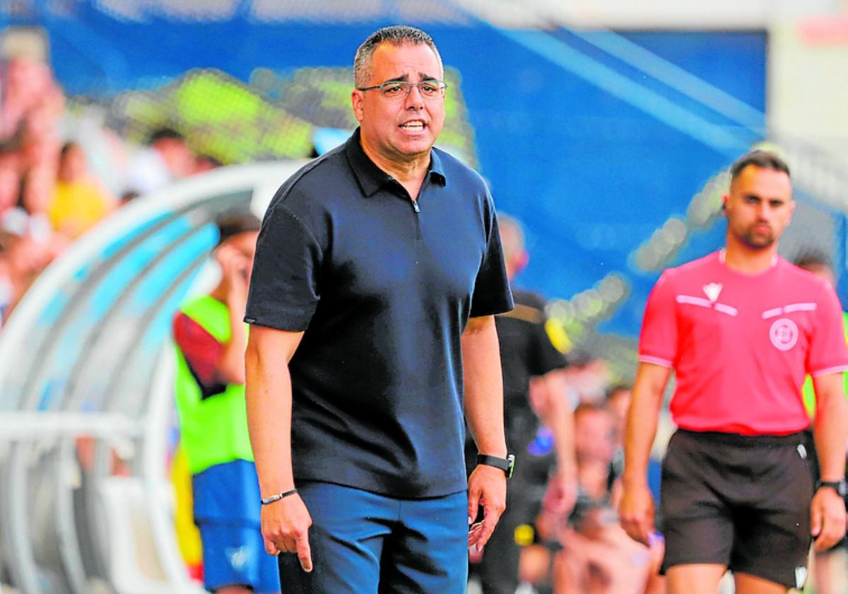 Crespo, el domingo, en el banquillo del UCAM.