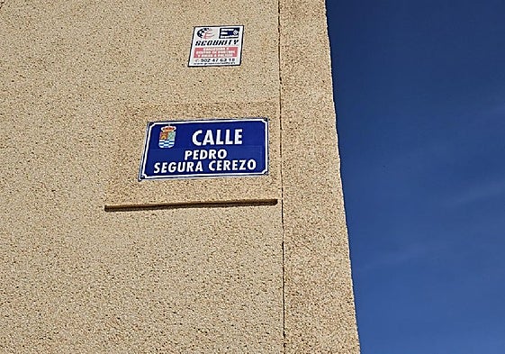 Calle dedicada al fundador.