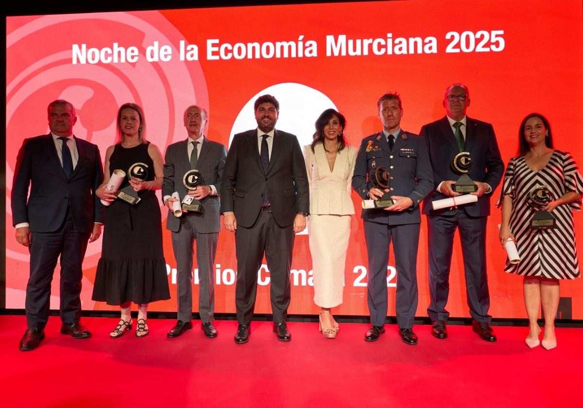 Foto de familia de los premiados junto al presidente regional Fernando López Miras y la presidente de la Cámara de Comercio, Miryam Fuertes.