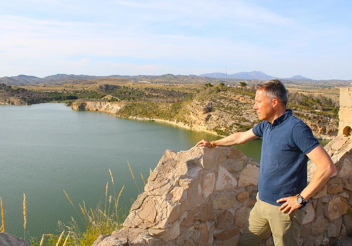 El alcalde de Lorca, Fulgencio Gil Jódar, contempla la cola del Pantano de Puentes desde el mirador del embalse.