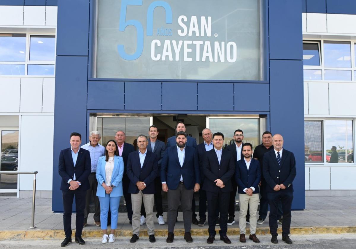 El jefe del Ejecutivo regional, Fernando López Miras (centro), con el presidente de San Cayetano, José Zamora,el gerente de la entidad, Juan Carlos Martínez, otras autoridades y miembros de la SAT.