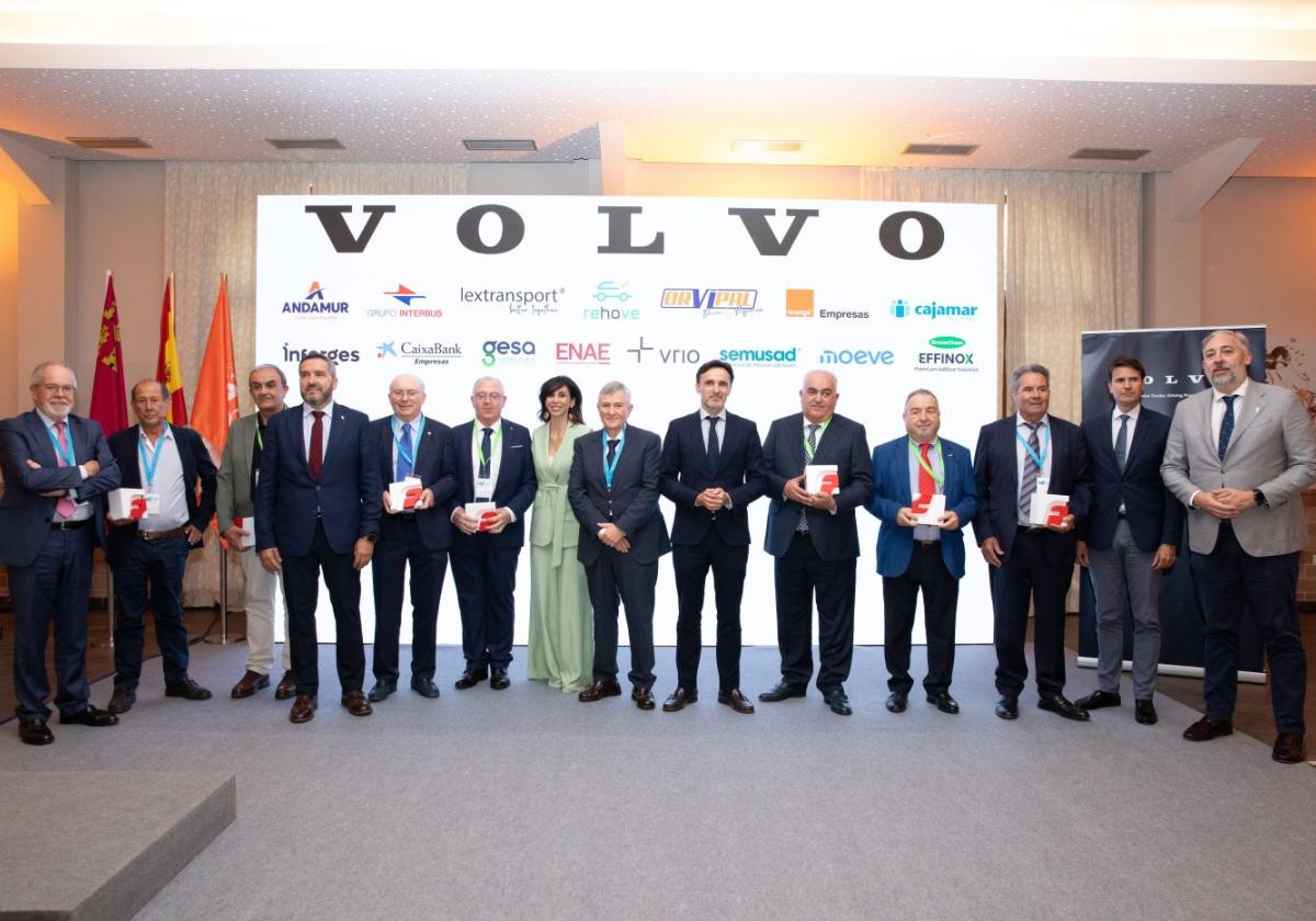 Foto de familia de los premiados, autoridades y representantes de Froet, el pasado jueves.