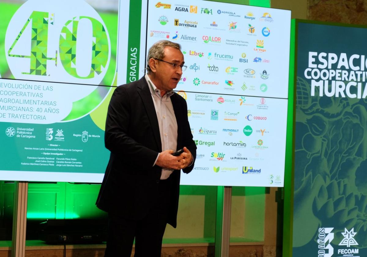 El autor del libro, Narciso Arcas, en su presentación durante el foro cooperativo y de innovación de Fecoam en mayo de este año.