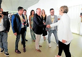 La alcaldesa Noelia Arroyo saluda a Javier Tebas, con Belmonte en medio de ambos, en 2023.