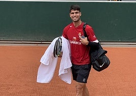 Alcaraz entra en pista con una camiseta del Real Murcia.