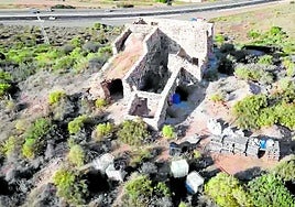 Vista de una de las ermitas del monte Miral, con material de construcción apilado en sus alrededores.
