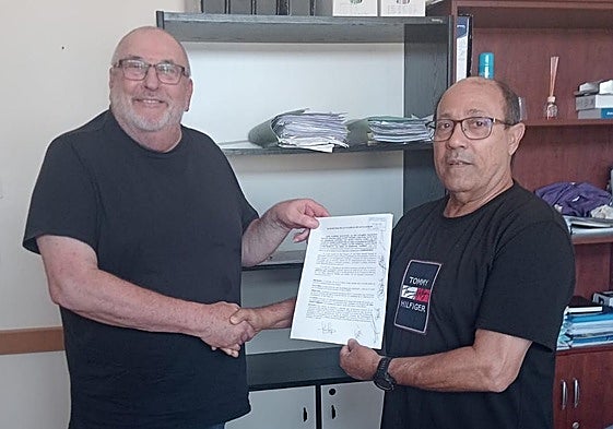 Acuerdo para la moción de censura en San Fulgencio. A la derecha, el edil del PSOE que se convertirá en alcalde, José Sampere Ballester.