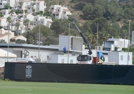 Trabajos de desmantelamiento, este miércoles, en la ciudad deportiva del Cartagena.