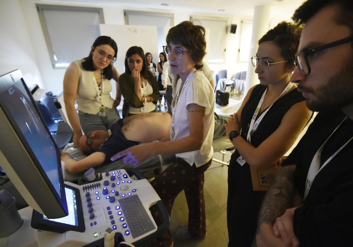 Profesionales de Urgencias, durante una simulación en el congreso de la Semes celebrado este miércoles.