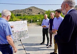 El alcalde de Santomera, Víctor Martínez, (1d) y José Sandoval (2d), ayer, en la presentación de las obras.