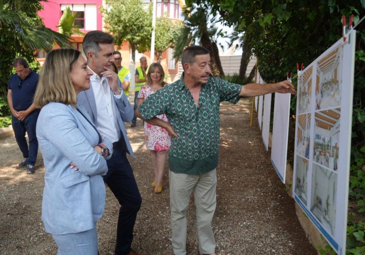 Conchita Ruiz y Pedro Javier Sánchez, durante la visita a las obras.