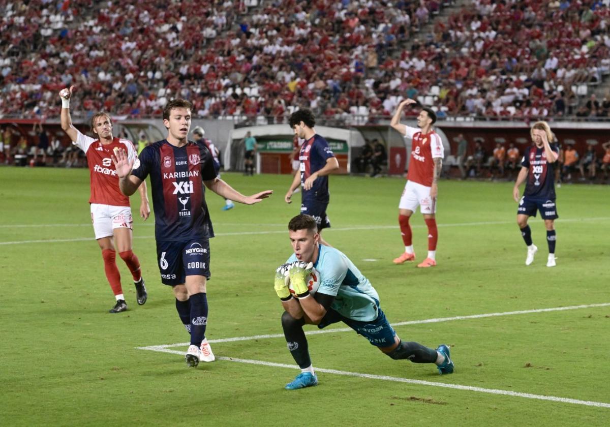 Iván Martínez captura el balón en un Murcia-Yeclano.