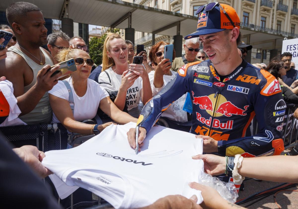 Pedro Acosta firmando autógrafos en la plaza del Pilar de Zaragoza.