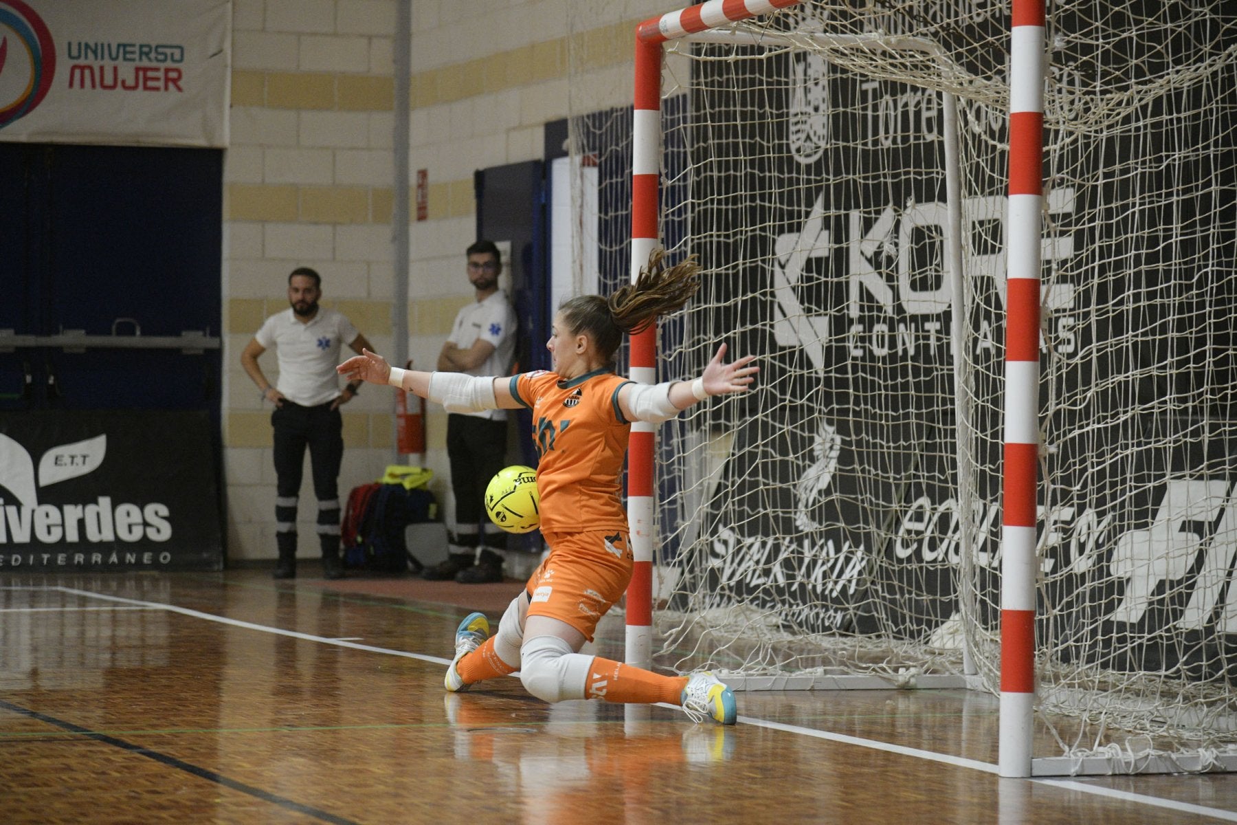 María Valsera para el último penalti, lanzado por Julieta, que dio el pase a la final de la liga de fútbol sala al STV Roldán, este miércoles.