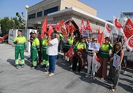 Trabajadores de Fertiberia participan en la huelga este jueves.