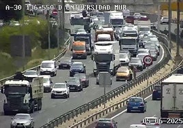 Estado del tráfico en la A-30, a su paso por el campus de Espinardo, este jueves a las 15.16 horas.