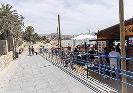 Chiringuito de la playa de Isla Plana en una imagen de archivo.