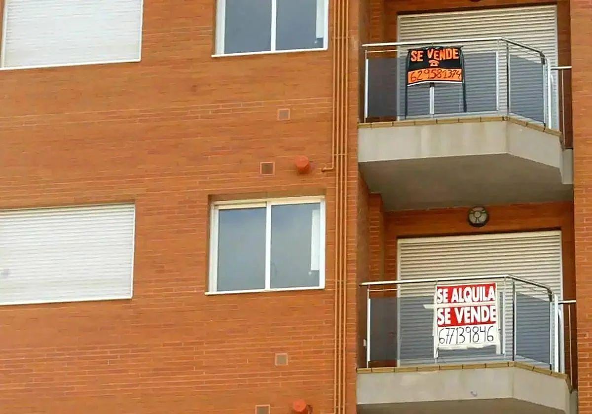 Carteles de venta en una vivienda de Murcia, en una imagen de archivo.