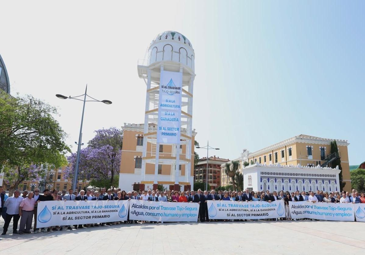 Alcaldes que participan en el acto en defensa del trasvase.