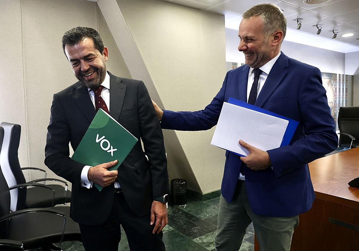 Rubén Martínez Alpañez y Joaquín Segado, durante la firma del acuerdo para la aprobación de los Presupuestos.