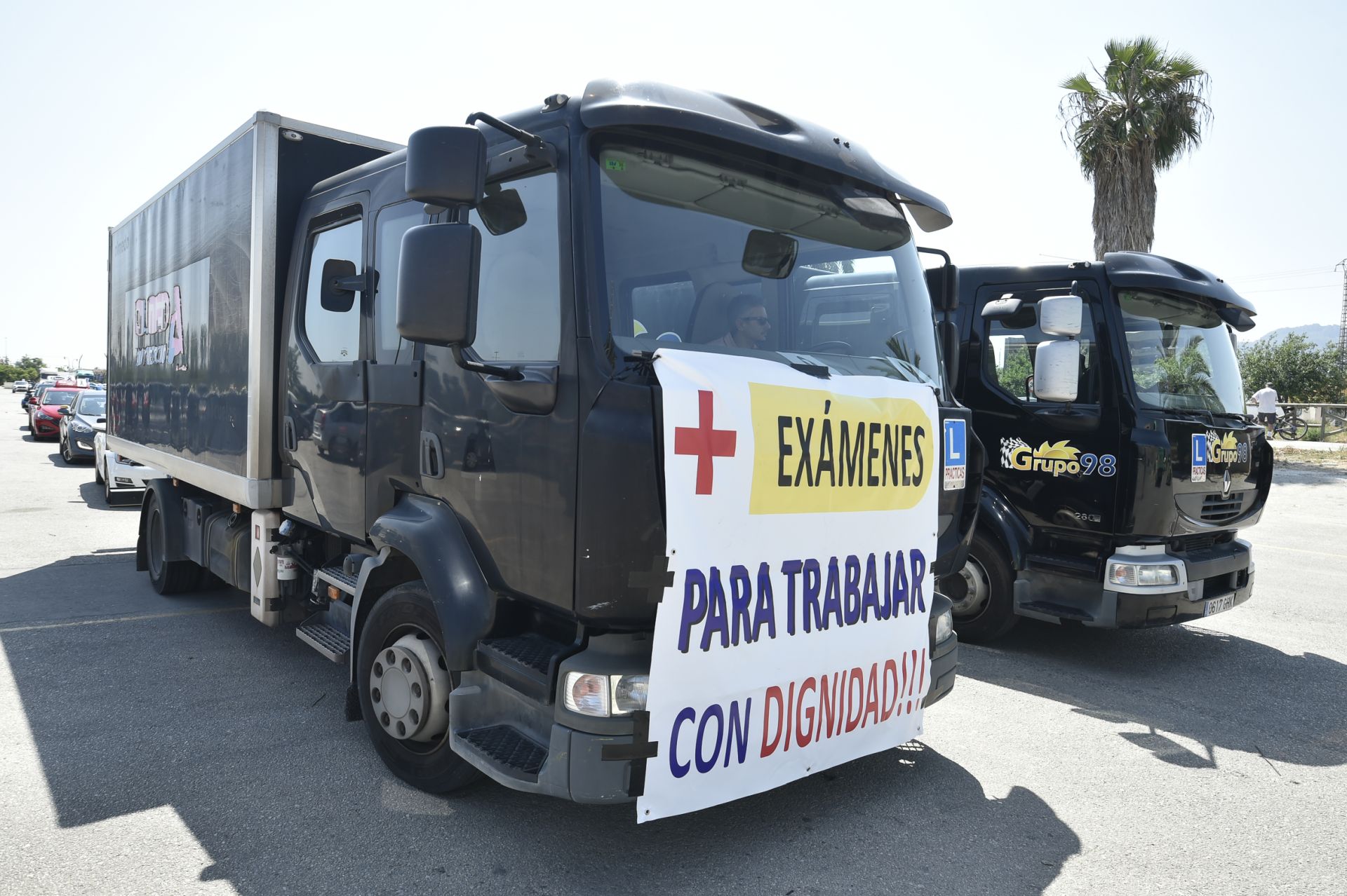 La protesta de autoescuelas de Murcia, en imágenes