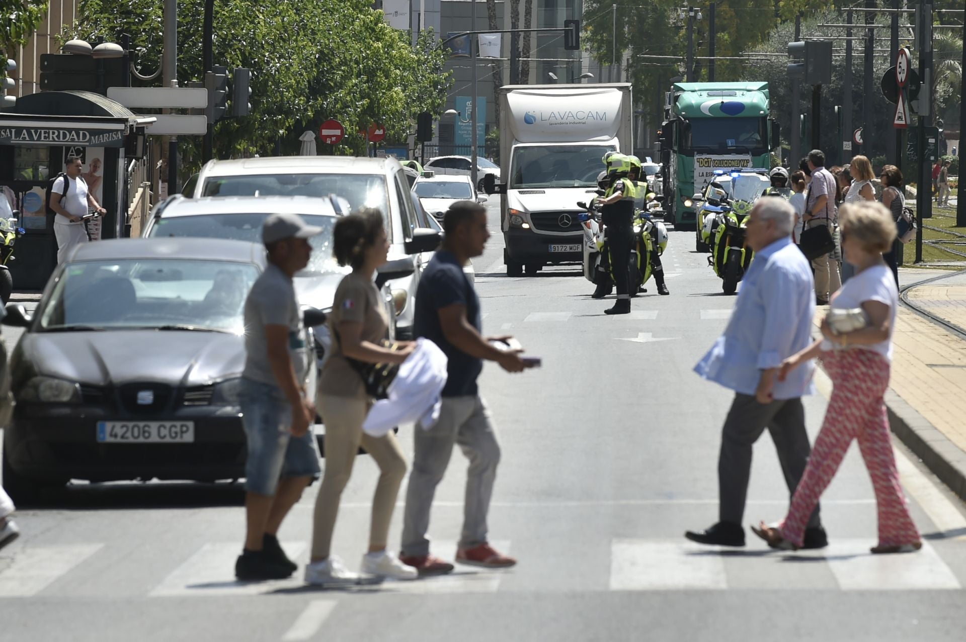 La protesta de autoescuelas de Murcia, en imágenes
