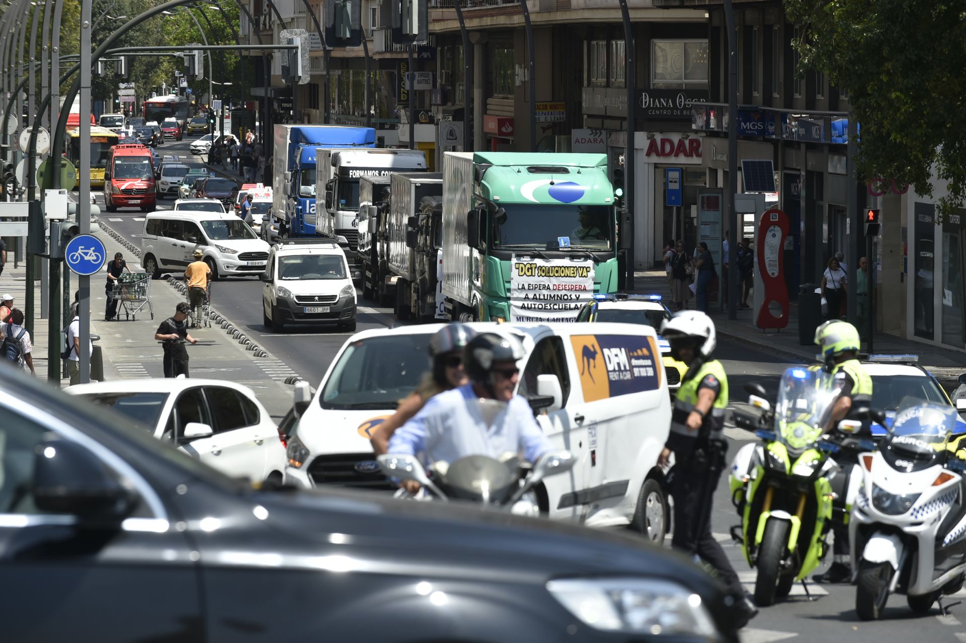 La protesta de autoescuelas de Murcia, en imágenes