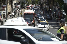 Protesta de vehículos de autoescuela, este viernes, a su paso por la Gran Vía.