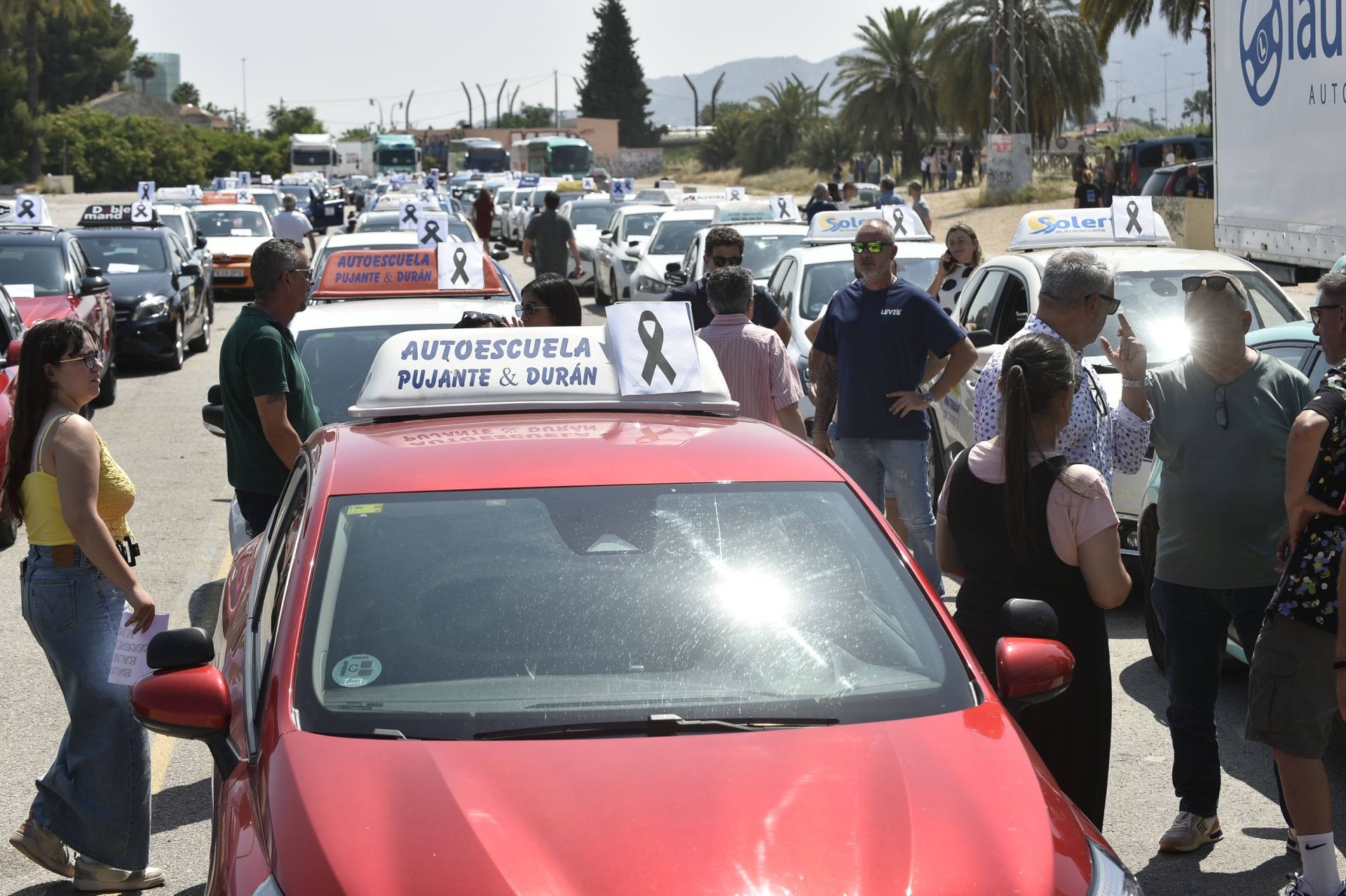 La protesta de autoescuelas de Murcia, en imágenes
