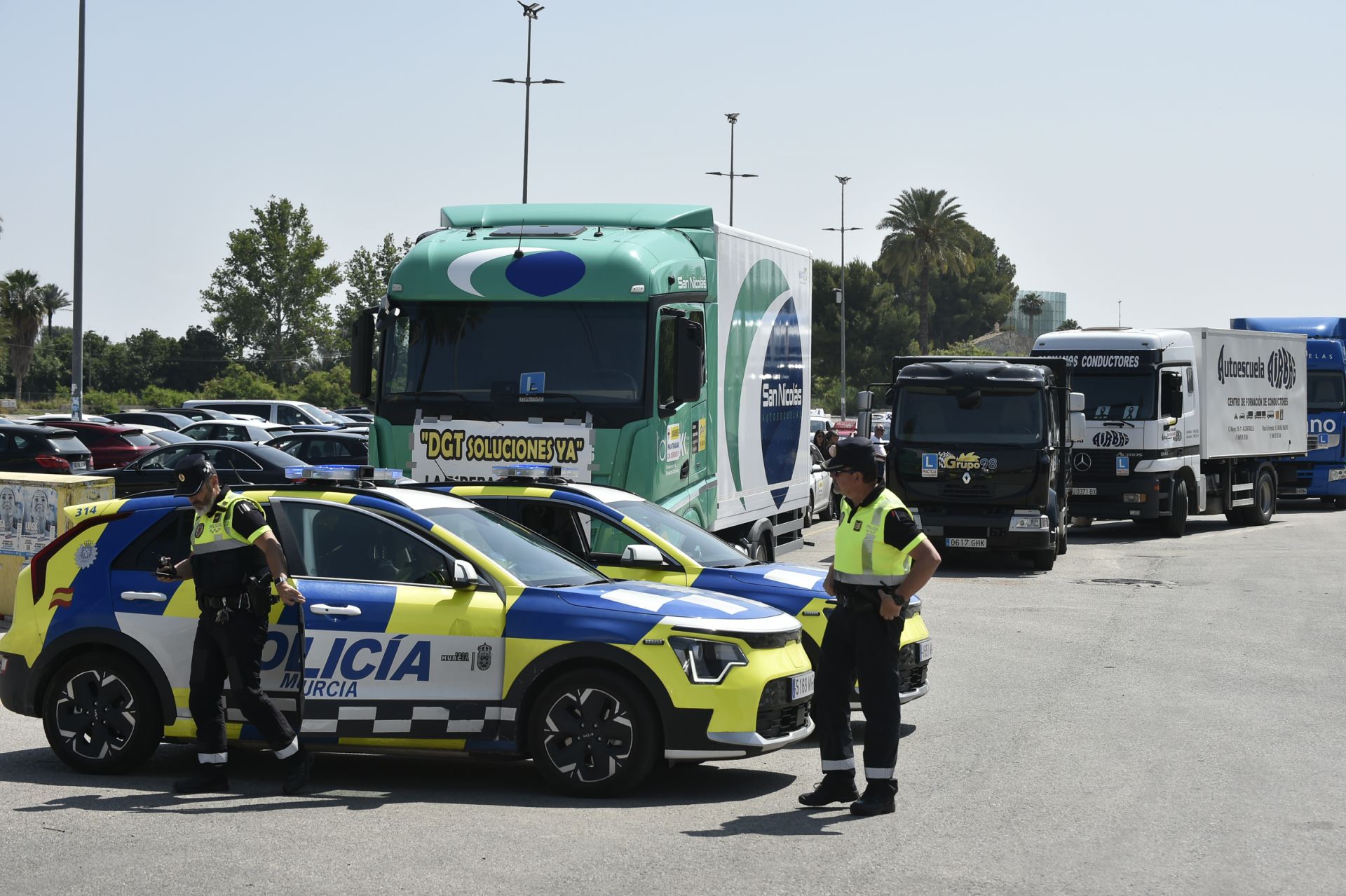 La protesta de autoescuelas de Murcia, en imágenes