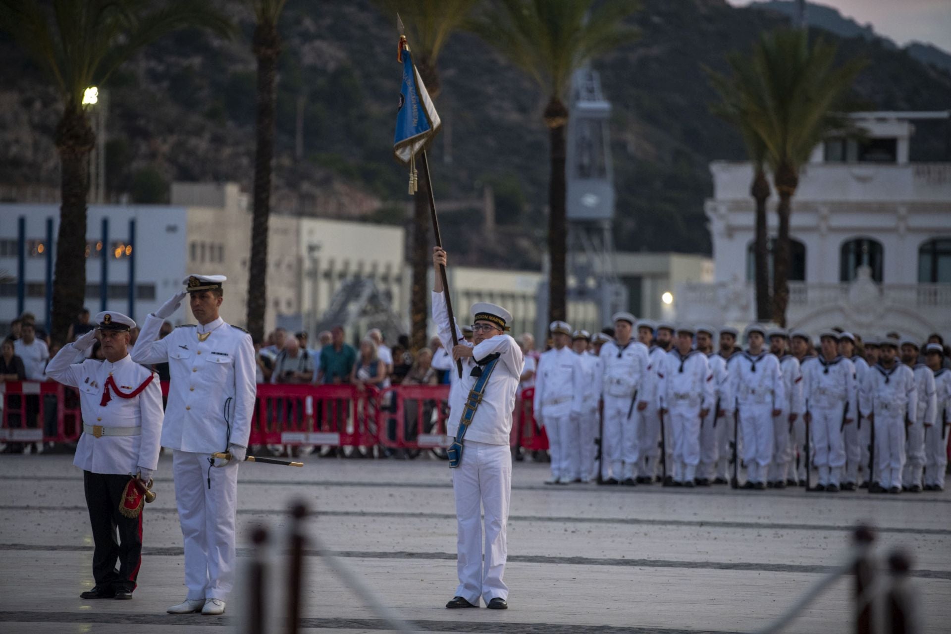 El arriado de bandera de las Fuerzas Armadas en Cartagena, en imágenes