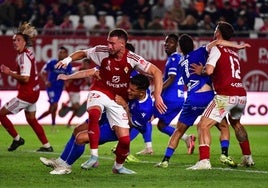David Flakus y Raúl Alcaina, delanteros del Real Murcia, intentan desmarcarse ante la AD Ceuta en el Enrique Roca.