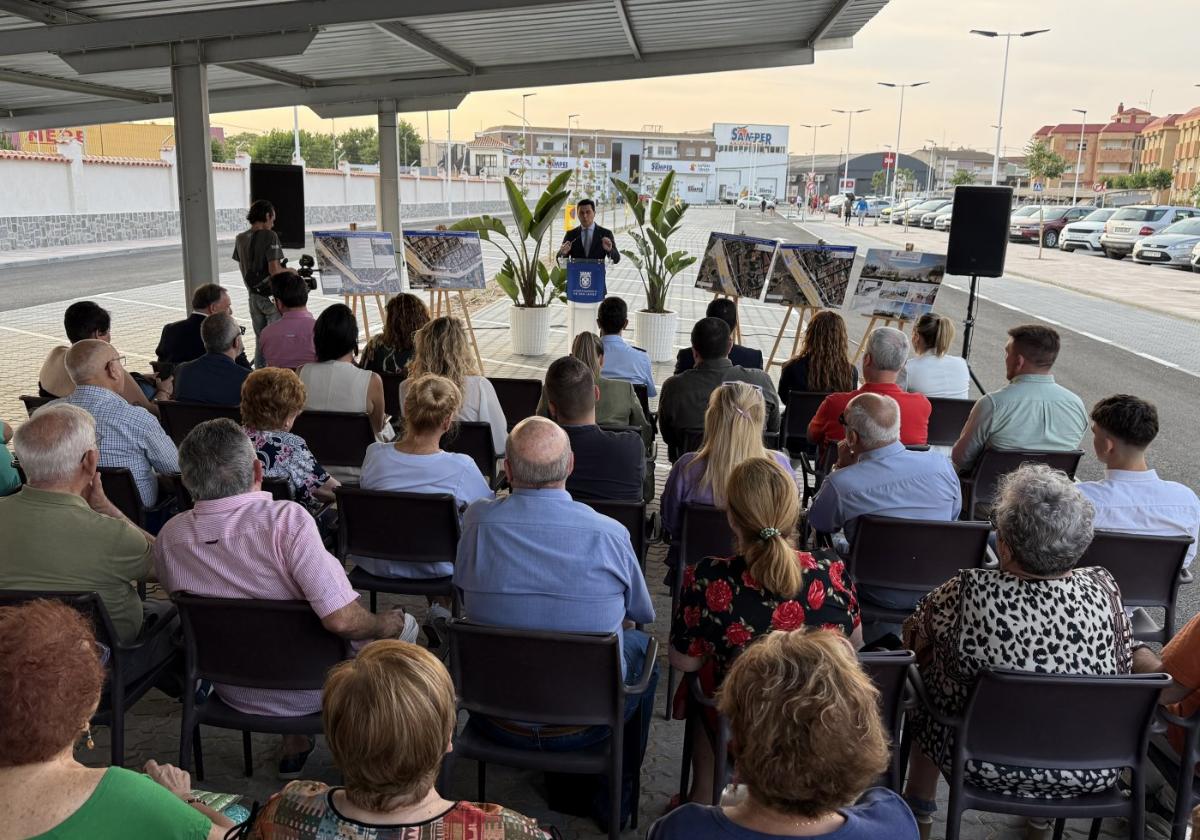 Vecinos de San Javier siguen la intervención del alcalde José Miguel Luengo durante la inauguración del nuevo aparcamiento municipal.