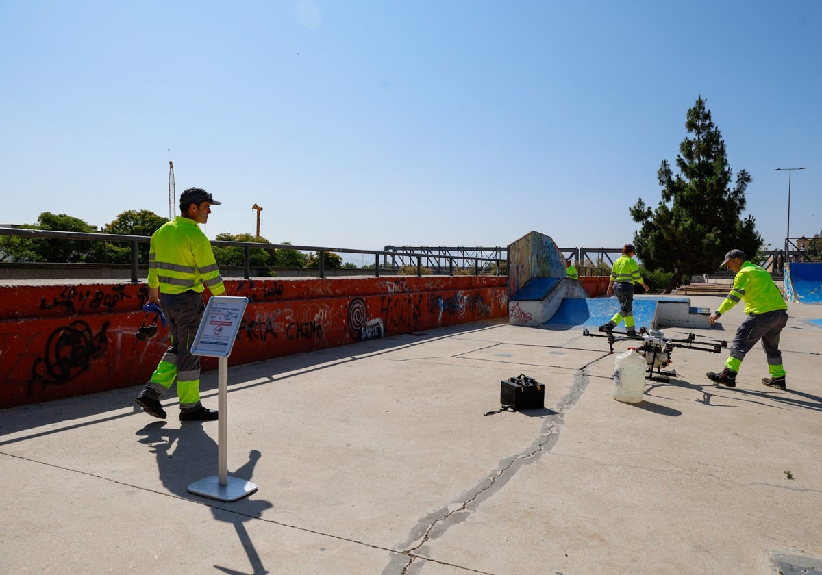 Personal técnico de la empresa de control de plagas prepara el dron para sobrevolar el río.