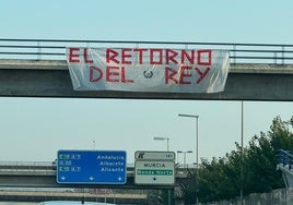 Pancarta de apoyo al Real Murcia en un puente de la autovía A-30, a la altura de la salida de Ronda Norte.