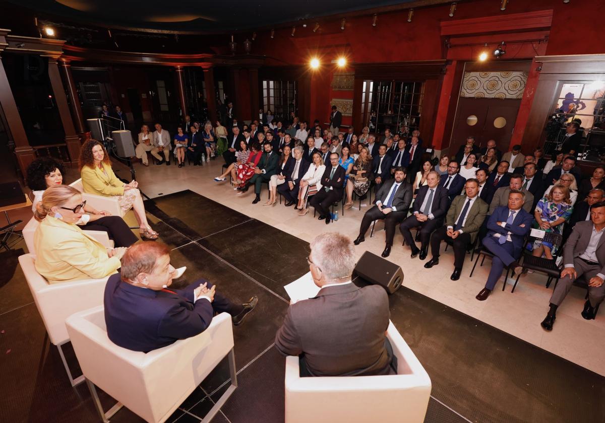 Un momento de la mesa redonda celebrada durante la presentación de la revista, en el Salón de Baile del Teatro Real de Madrid.