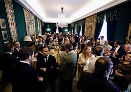 Los invitados, en el Salón Arrieta del Teatro Real durante el cóctel.