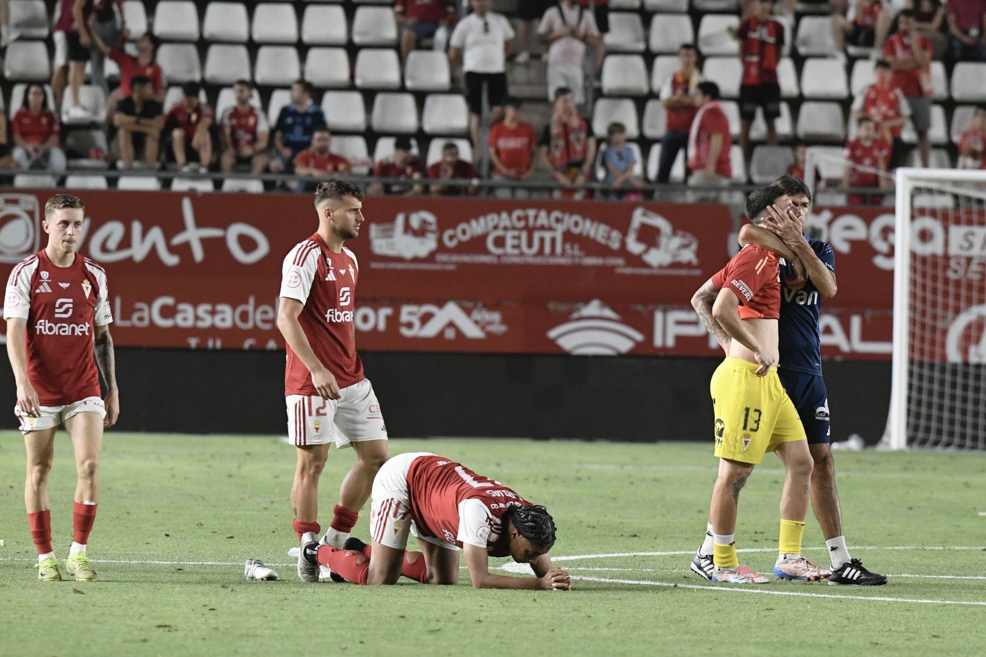 La derrota del Real Murcia frente al Nàstic, en imágenes